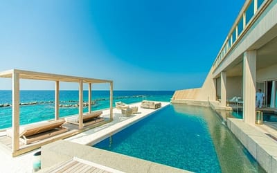 Cómo eliminar las manchas más rebeldes de una piscina